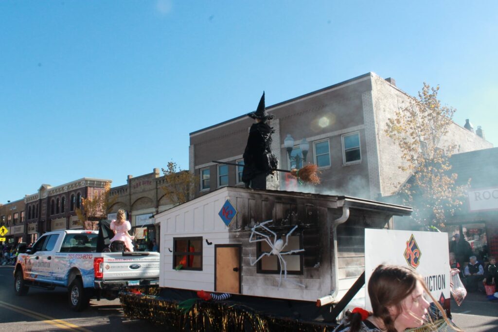 kiser construction wizard of oz float at anoka grande day parade